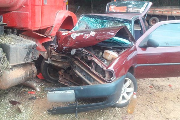 Motorista fica ferido após carro rodar na LMG 743 em Patos de Minas e atingir caminhão estacionado
