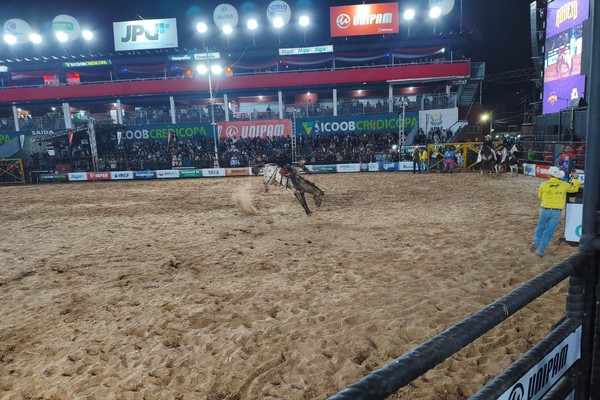 Montarias em cavalos no 1° dia de Rodeio Fenamilho 2026 arrancam aplausos; veja ao vivo
