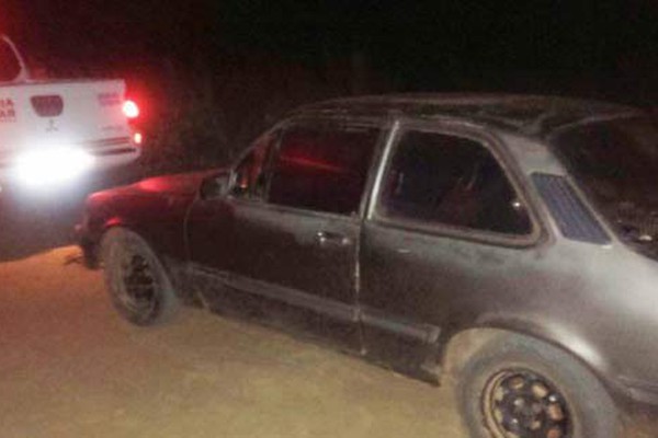 Policia Militar encontra carro furtado abandonado em estrada vicinal no município de Lagoa Grande
