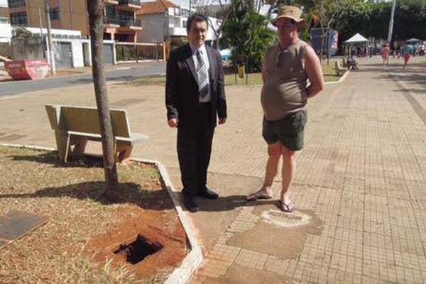 Prefeitura recebe denúncia de buracos usados como fossas em plena Getúlio Vargas