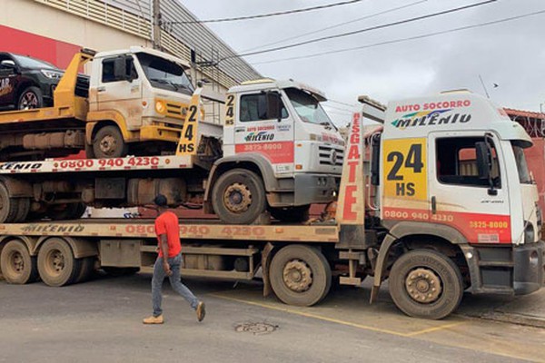 Patrocinadora da Fenamilho empilha três caminhões para expor veículo no Pátio Central