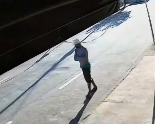 Câmeras registram homem furtando escadas de alumínio em loja de Patos de Minas