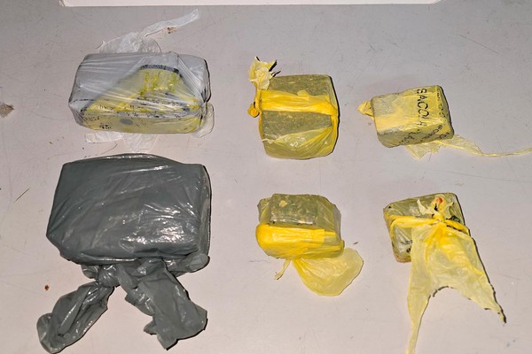 Policiais são alvo de mira laser e jovem acaba preso com drogas em Patos de Minas