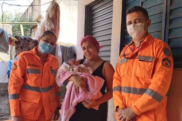 Após ajudarem a realizar o parto, bombeiros visitam mãe e recém-nascida em Patos de Minas