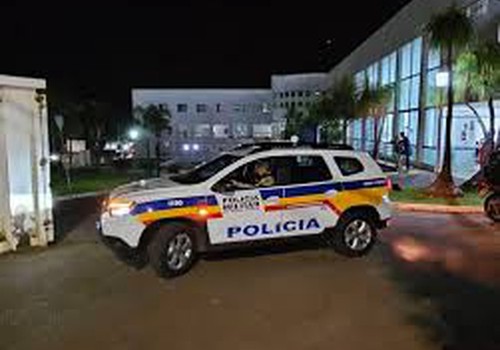 Homem é preso após agredir esposa na frente dos filhos durante volta de festa de aniversário em Patos de Minas