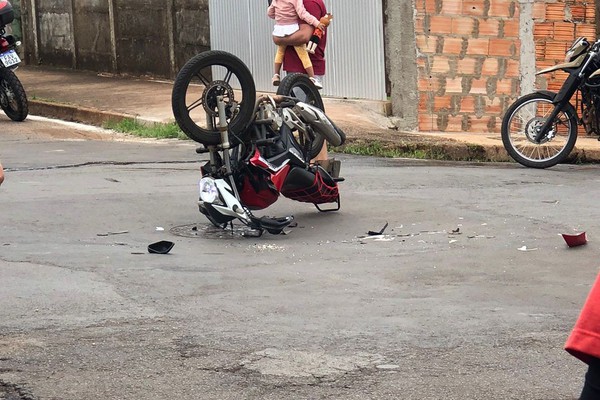 Moto para "de cabeça pra baixo" e jovem fica ferido em mais um acidente de trânsito em Patos de Minas