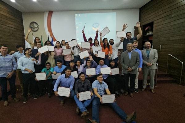 Alunos do Panamá e da República Dominicana recém certificados de conclusão de curso de extensão no Unipam