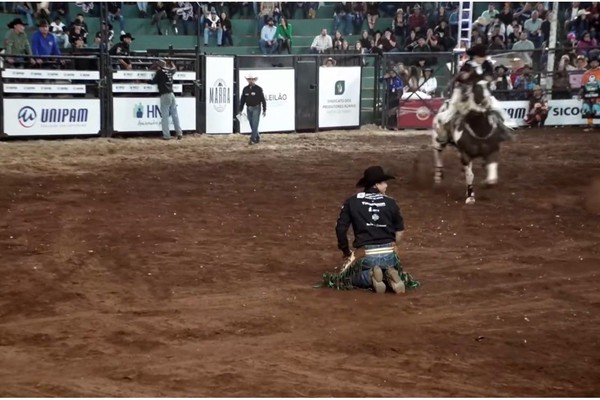 Peão monta “Noiva do Cowboy” e não aguenta três pulos; veja ao vivo