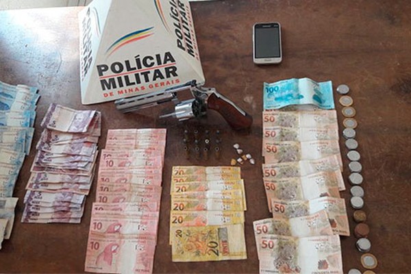 Polícia Militar aborda quatro e apreende arma, munições e droga em Carmo do Paranaíba