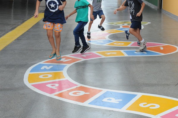 Menino com síndrome de Down que sofreu agressão em colônia de férias será indenizado