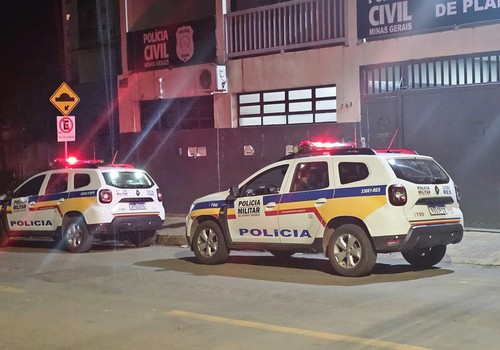 Homem é preso ao ser encontrado dormindo no volante de veículo com o motor ligado no meio da rua