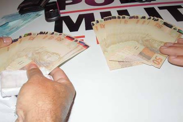 Dupla é presa com quase R$ 10 mil em notas falsas em Patos de Minas