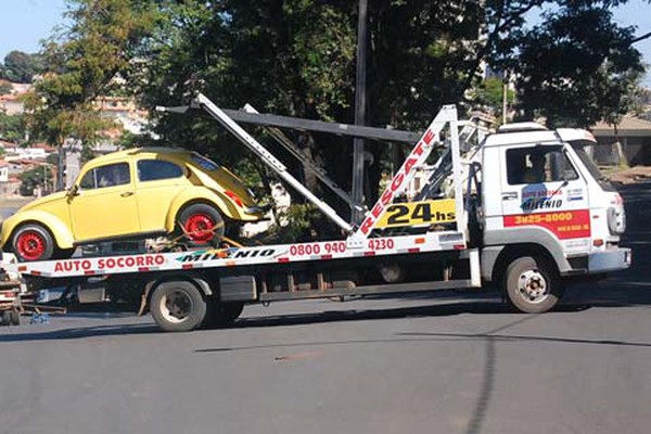 PM guincha vários veículos em locais irregulares perto do Mocambo e motoristas ficam revoltados