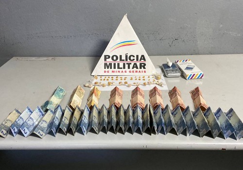 Polícia encontra mais de 40 pedras de crack em residência e prende morador por tráfico, em Patos de Minas