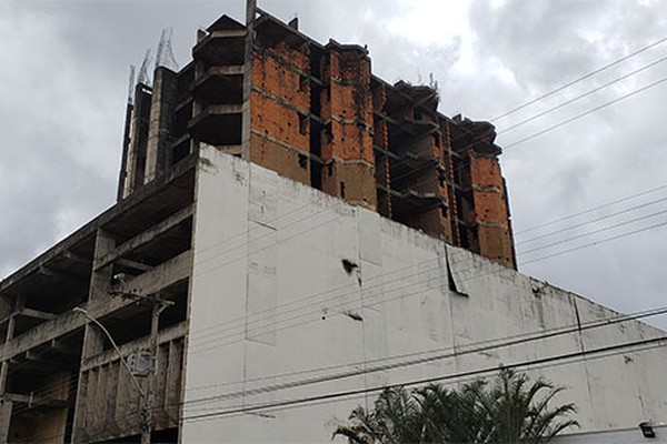Decisão da Justiça põe fim a impasse sobre prédio inacabado no centro de Patos de Minas