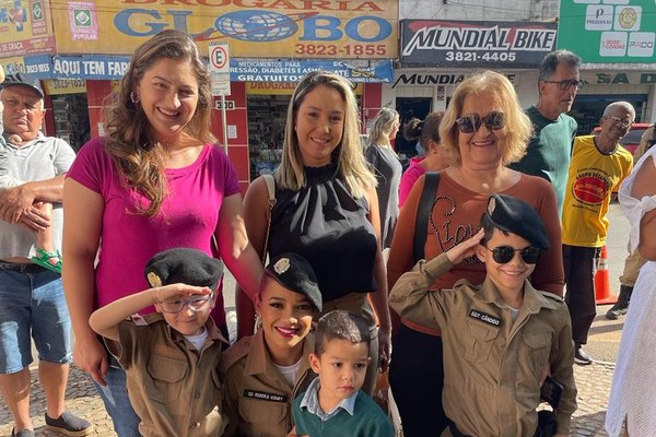 Polícia Militar faz homenagem especial às mães na Praça do Mercado em Patos de Minas
