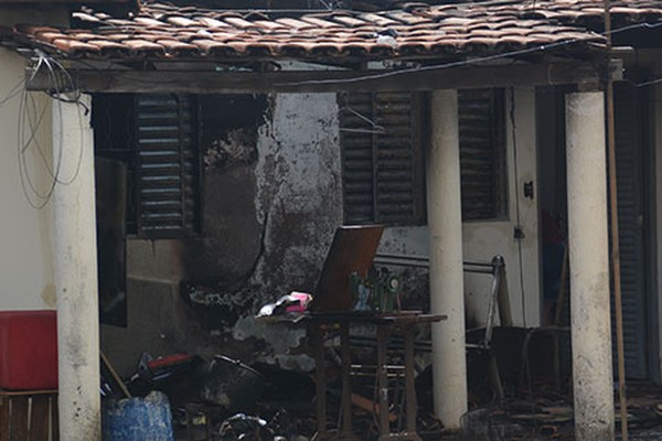 Casa pega fogo e vizinhos tentam apagar com mangueiras até a chegada dos bombeiros