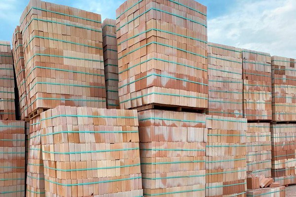 Grupo Baratão anuncia super promoção de tijolos para construção em Patos de Minas