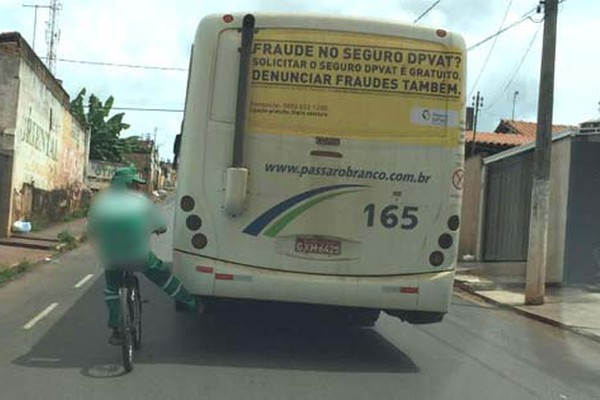Ciclistas patenses arriscam a própria vida pegando “rabeira” nos ônibus do transporte coletivo