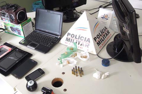 PM encontra munições, crack e cocaína em casa no Alto da Colina e leva três para a Delegacia