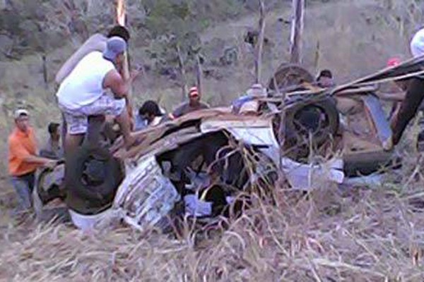 Veículo capota na MGT 354, bate em eucalipto e mata mãe e filha 