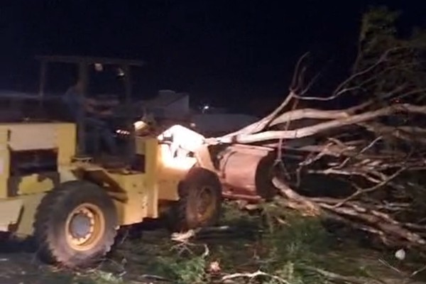 Máquinas, homens e muito trabalho! Força-tarefa trabalha para reparar estragos deixados por temporal