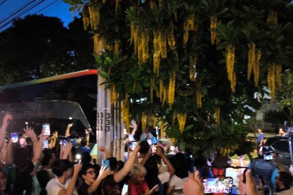 Cruzeirenses lotam frente de hotel e recepcionam o clube com festa antes de jogo decisivo em Patos de Minas