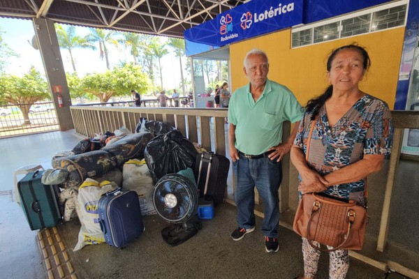 Família vítima de golpe do falso aluguel está há três dias na Rodoviária de Patos de Minas