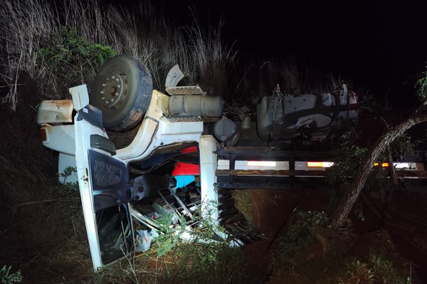 Motorista de 57 anos morre após caminhão carregado com grama capotar na BR 365