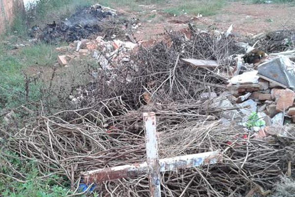 Lixo e mato tomam conta do Cemitério Municipal de Santa Cruz e viram motivo de reclamação