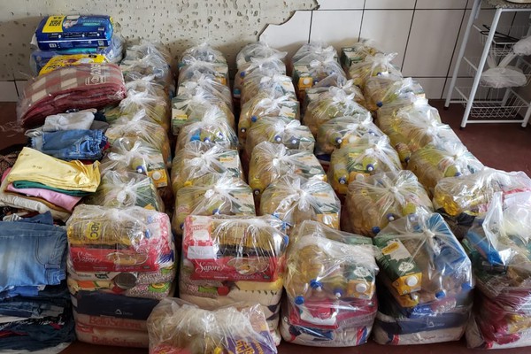 Comerciante reúne parentes e amigos e consegue montar 55 cestas para famílias carentes