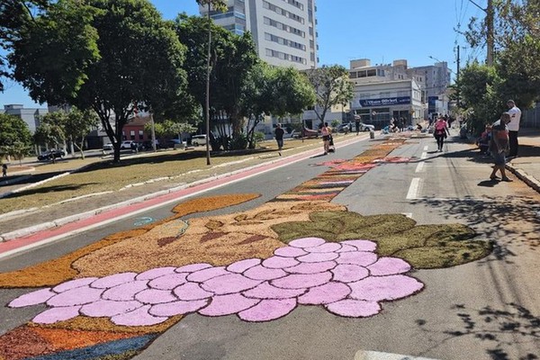 Fiéis vão confeccionar mais de 1,5 km de tapetes para celebrar Corpus Christi em Patos de Minas
