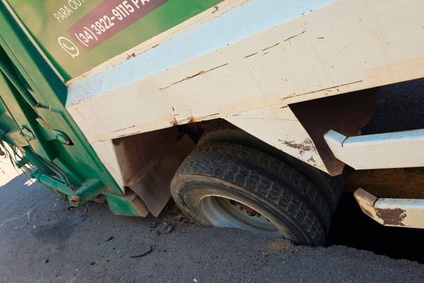 Asfalto cede e afunda caminhão de coleta de lixo em rua de Patos de Minas