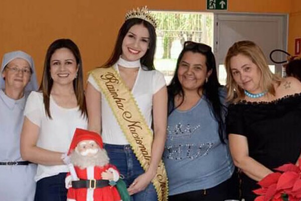 Amigas do Grupo “Valente Valentina” levam presentes de Natal para idosas da Casa das Meninas