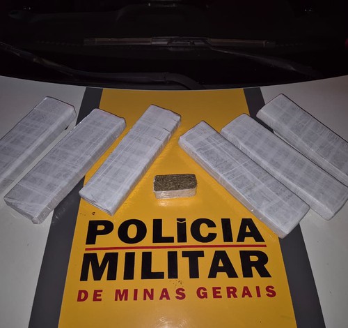 PM Rodoviária apreende seis barras de maconha durante operação na BR352, em Abadia dos Dourados