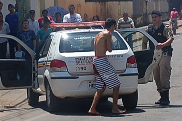 Jovem é levado às pressas para o Regional após ser atingido por tiros em Patos de Minas