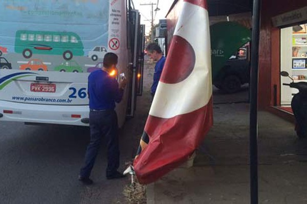 Comerciante alega que teve o toldo rasgado por ônibus do transporte coletivo e cobra prejuízo