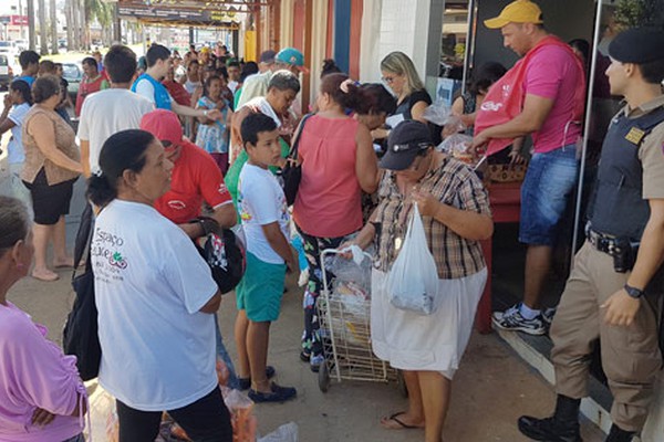 Distribuição de cestas de alimentos da Campanha Natal Solidário atrai centenas de pessoas