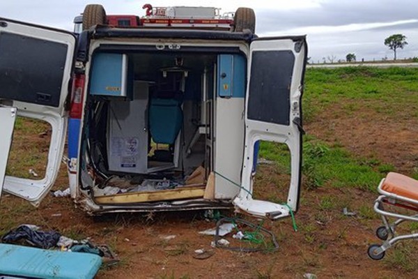 Ambulância que saiu de Patos de Minas com destino a Uberaba capota na BR-146 e deixa pai e filho feridos