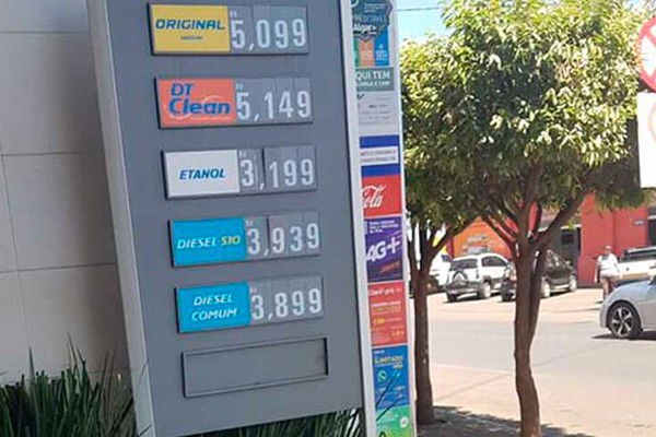 Petrobrás anuncia novo reajuste e litro de gasolina já é vendido a mais de R$ 5,00 em Patos de Minas