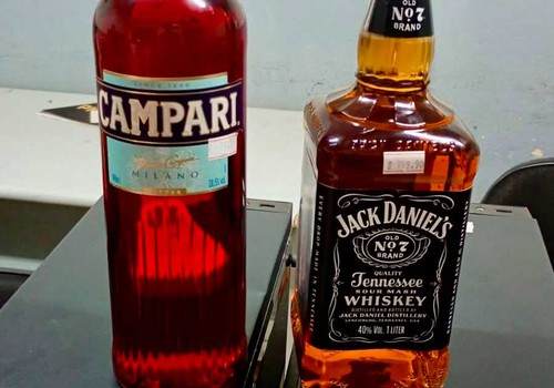 Homem é preso após furto de garrafas de uísque e Campari em comércio de Patos de Minas