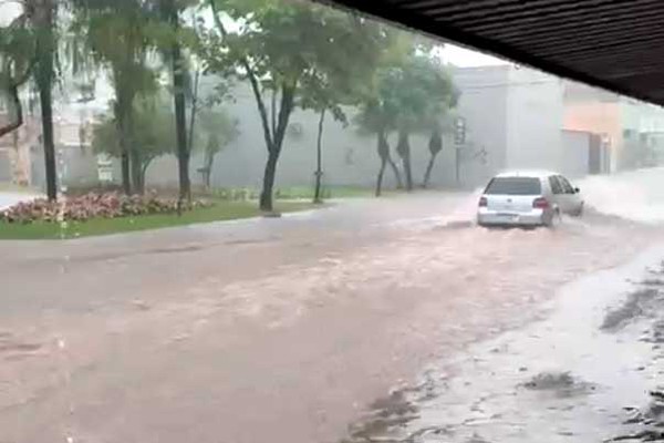 Rua Barão do Rio Branco volta a ficar completamente alagada em Patos de Minas