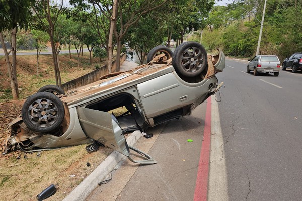 Motorista é fechada, perde o controle e capota na avenida Fátima Porto; o suspeito fugiu