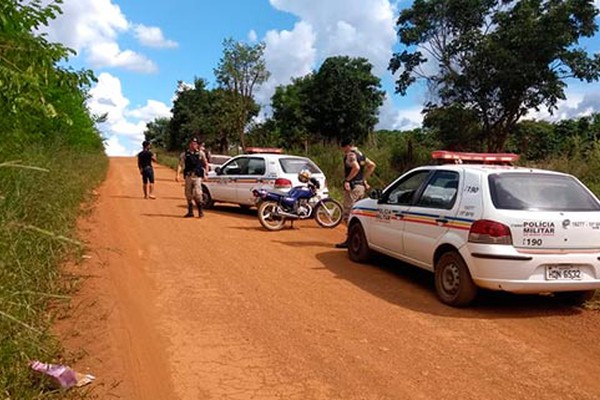 Homem é preso em cima de mangueira após disparar e fugir da PM em Carmo do Paranaíba