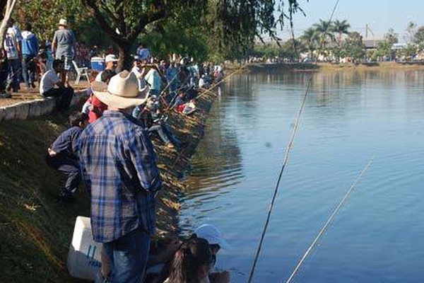 Pescaria na Lagoa Grande atrai milhares de pessoas no dia dos trabalhadores