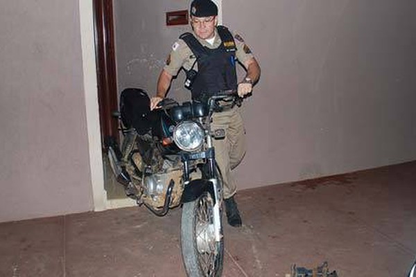 PM faz averiguação em casa de menor no Guanabara e encontra moto furtada