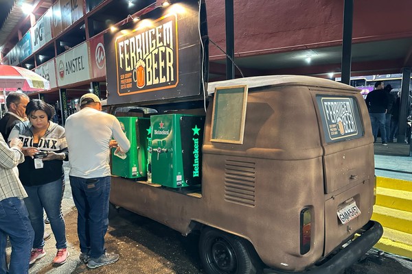 Ferrugem: a kombi que vem chamando atenção pelo Parque de Exposições; veja ao vivo