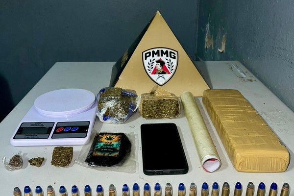 Durante buscas por moto furtada, PM encontra drogas e munições e prende homem em Patos de Minas