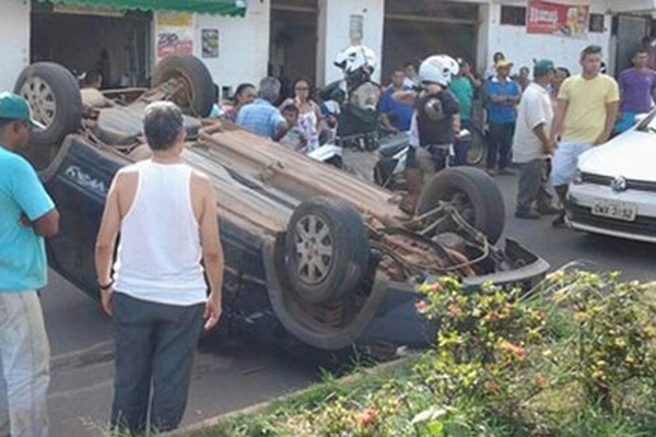 Carro capota após colidir contra outro veículo em avenida na cidade de Vazante