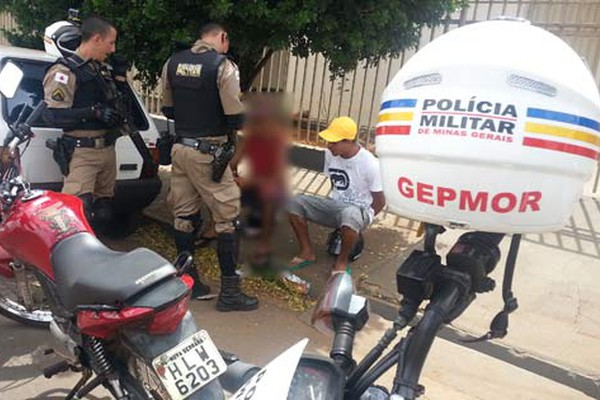 PM recupera duas motos furtadas e leva dois para a delegacia em Patos de Minas